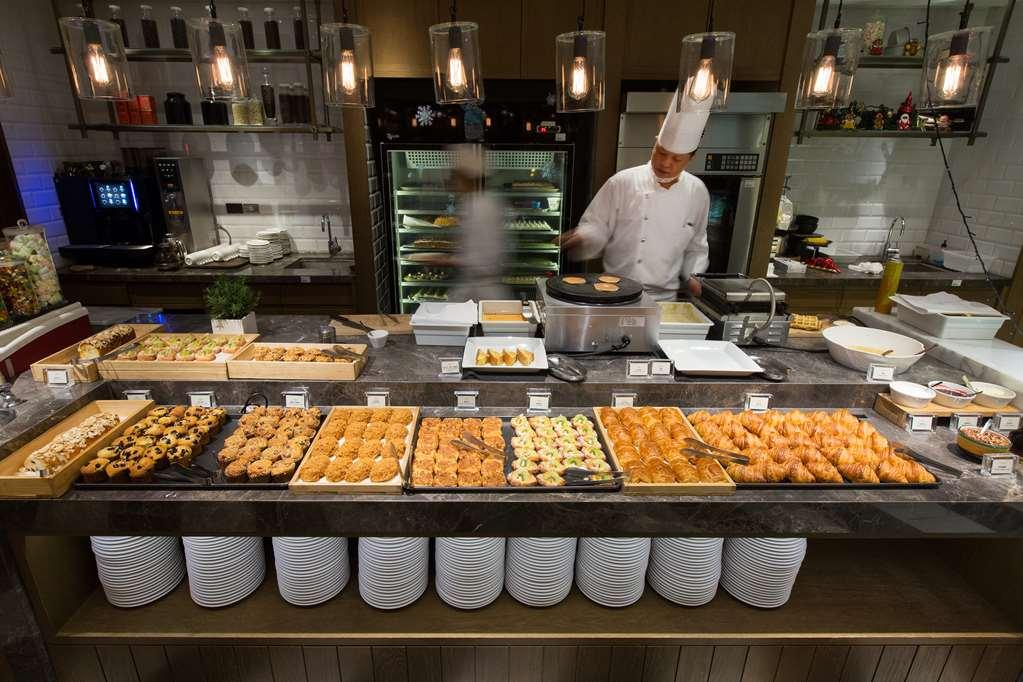 Grand Hyatt Taipei Hotel Restaurant foto A buffet at a hotel