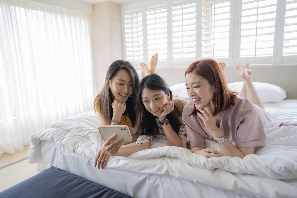 Grand Hyatt Taipei Hotel Cameră foto Thai women using a smartphone